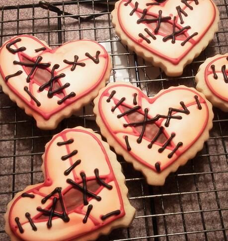 Horror Baked Goods, Halloween Heart Cookies, Dracula Cookies, Goth Cookies, Goth Baking, Emo Cookies, Scary Cookies, Horror Cookies, Skull Dessert