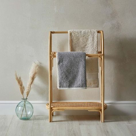 Ladder Towel Racks, Standing Towel Rack, Free Standing Towel Rack, Best Bath Towels, Towel Ladder, Bathroom Furniture Storage, Towel Stand, How To Roll Towels, Bamboo Bathroom