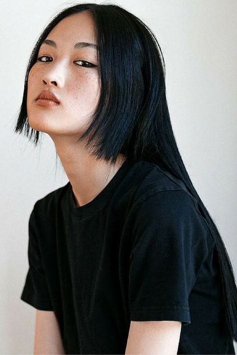 35 Simple Long Hair Style You Can Copy Now easy and simple hairstyle Goth Haircut, Jing Wen, Long Hair Style, Subtle Cat Eye, Bangs For Round Face, Goth Hair, Short Hair Tutorial, Short Straight Hair, Long Hair With Bangs