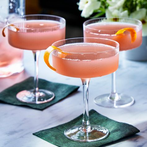 cosmopolitan cocktail recipe Drinks With Champagne, Christmas Margarita Recipe, White Christmas Margarita, Bay Breeze Cocktail, Cosmopolitan Cocktail Recipes, Coconut Tequila, Cosmopolitan Drink, New Years Eve Drinks, Cosmopolitan Cocktail