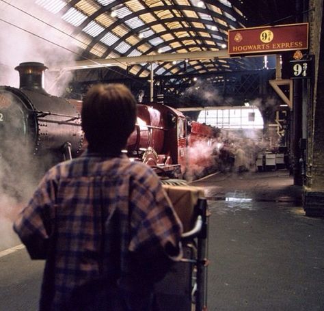 Platform 9 3/4 Harry Potter Train, Harry Potter Platform, Kings Cross Station, Harry Potter Wall, Buku Harry Potter, Newt Scamander, Hogwarts Aesthetic, Burn Book, Harry James