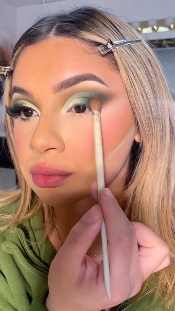 Laura 💕DLCR 💕 Green Cut Crease Eyeshadow, Holiday Lashes, Green Cut Crease, Green Eyeshadow Look, Crease Eyeshadow, Gold Eyeshadow Palette, Cut Crease Eyeshadow, Hd Makeup, Power Of Makeup