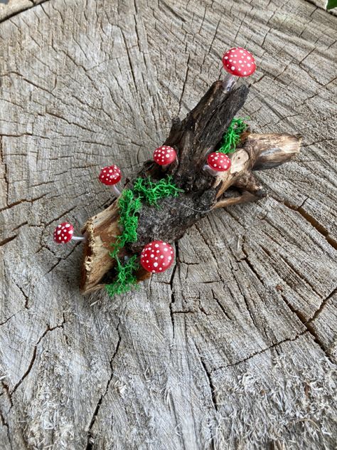 Fake Moss Crafts, Glue Mushrooms, Hot Glue Mushrooms, Fake Moss, Rock Creations, Mushroom Crafts, Fairy Crafts, Nature Crafts, Crafting Ideas