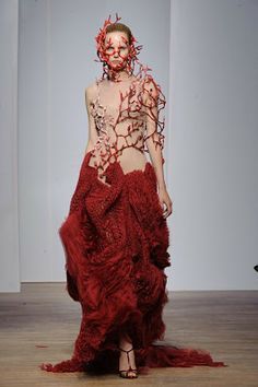 Coral Reef Costume Ideas on Pinterest | Mermaids, Headdress and ... Yiqing Yin, Textiles Fashion, Fantasy Fashion, Mode Inspiration, Costume Design, Couture Fashion, Look Fashion, Runway Fashion, Fashion Illustration