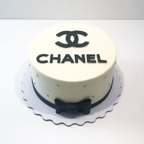 Chanel Birthday Party Decoration, Chanel Birthday Party, Chanel Cake, 13 Birthday Cake, Cake Hacks, Cookie Bakery, Hat Cake, Mini Cakes Birthday, Birthday Cakes For Women