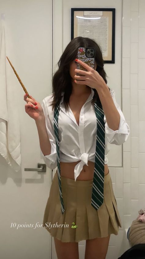 Slytherin Halloween Aesthetic, Harry Potter Slytherin Costume, Harry Potter Costume Aesthetic, Slytherin Halloween Costume Women, Harry Potter Customes Halloween, Harry Potter Costumes For Women, Halloween Costumes Women Easy, Slytherin Halloween Costume, Hermione Granger Halloween Costume