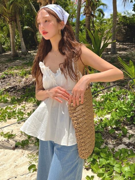 Cami And Jeans Outfit, Korean Summer Outfits Beach, Bag Aesthetic Korean, Flowy Tops Outfit, Korean Outfits Aesthetic, Summer Korean Outfits, Korean Beach Outfit, Beach Bag Aesthetic, Aesthetic Korean Outfits