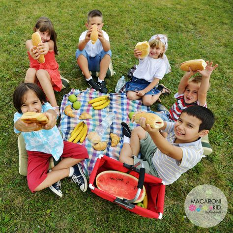 Kids Picnic, Mini Quiches, Cupcakes Decorados, Mini Pizzas, Photo Grouping, Picnic In The Park, Preschool Worksheets, Baby Photoshoot, Kids Pictures