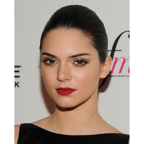 15 Bold Beauty Looks on Makeup-Minimalist Celebrities | Kendall Jenner Models With Freckles, Minimalist Makeup Routine, Kendall Jenner Pics, Robert Kardashian Jr, Minimal Makeup Look, Magazine Photos, Minimalist Makeup, Robert Kardashian, Celebrity Makeup Looks