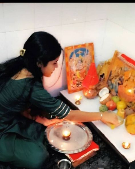 Snapchat Ayushi Verma, Hidden Face Dp, Doll Pic, Lakshmi Maa, Dp Picture, Jay Mataji, Diwali Pooja, Indian Videos, Mata Rani