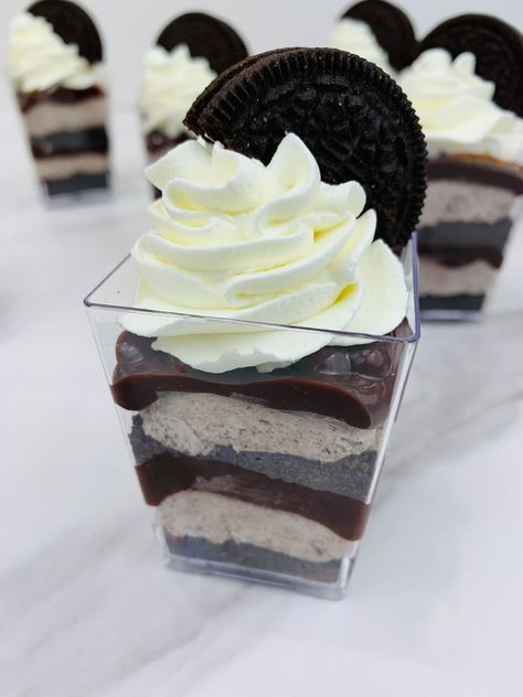 Oreo shots Cake Shots Recipe Mini Desserts, Oreo Shooters Dessert Shots, Oreo Shots, Oreo Dessert Cups, Oreo Parfait, Dessert Shooters Recipes, Desert Cups, Dessert Cups Recipes, Dessert Shooters