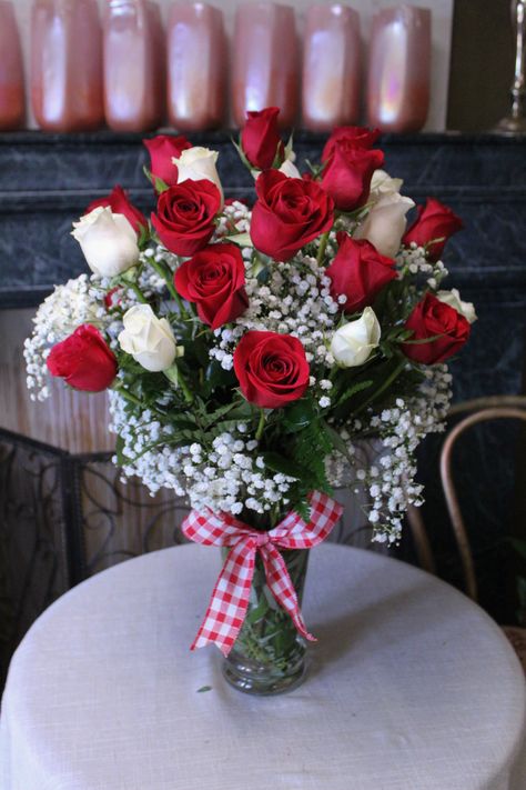 Red White And Pink Rose Arrangements, Red And White Roses Floral Arrangements, White Roses Arrangement, Red Flower Arrangements, Red Rose Arrangements, Hydrangea Flower Arrangements, Diy Flower Wall, Roses Valentines Day, White And Pink Roses