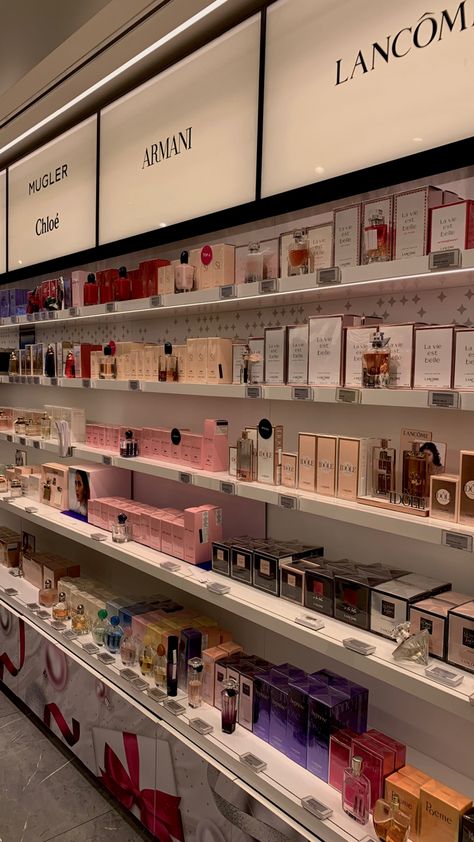 Cosmetics Shop Design Store Interiors, Perfume Store Interior Design, Perfume Shop Design, Beauty Shop Decor, Sephora Store, Koleksi Makeup, The Perfume Shop, Fragrance Store, Retail Store Interior Design