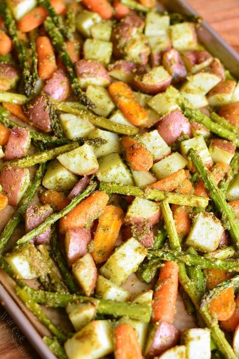 Pesto Roasted Potatoes Carrots and Asparagus. Potatoes, asparagus, and carrots are simply tossed in homemade cashew pesto and roasted in the oven. #pesto #veggies #sidedish #roastedvegetables Protein Potatoes, Asparagus Recipes Soup, Vegan Asparagus Recipes, Carrots And Asparagus, Roasted Potatoes Carrots, Cashew Pesto, Sauteed Asparagus, Potatoes Asparagus, Recipes Asparagus