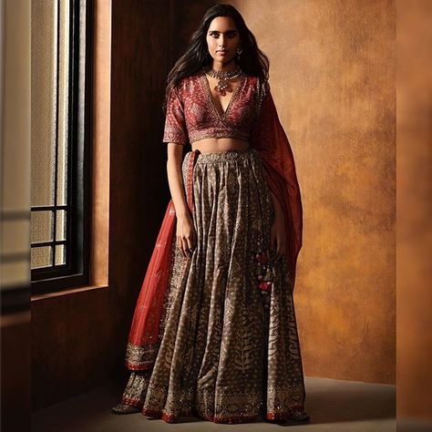 Shree Designer Saree on Instagram: “New Age Attires !! 🤩✨ Designs That Steal Your Heart Out | Made By The Finest | Custom Stitched To Measure 📍 | Worldwide Shipping 🌎 | Shop…” Lehenga Ideas, Latest Bridal Lehenga Designs, Mehndi Outfit, Groom Outfit Ideas, Lehenga Dupatta, Velvet Lehenga, Mehndi Dress, Bridal Lehenga Designs, Latest Bridal Lehenga