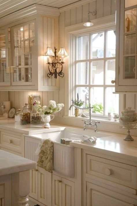 Country French Kitchen, Farmhouse Colors, Cottagecore House, Cream Kitchen, French Country Kitchens, Casa Country, Cottage Interior, Cottage Charm, Farmhouse Kitchen Design