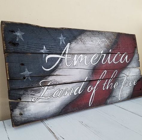 Patriotic Paintings, Pallet Signs Rustic, Flag Painting, Wood Flag, Pallet Creations, Patriotic Crafts, Patriotic Stars, Pallet Crafts, Americana Decor