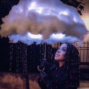 Rain cloud made from an umbrella. LED lights inside the cloud Thunderstorm Costume, Rain Cloud Costume, Costume Ideas Diy, Cloud Costume, Halloween Decor Diy, Halloween Fest, Halloween Tattoo, Diy Costume, Rain Cloud