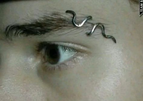 Snake Eyebrow Piercing, Unique Eyebrow Piercing, Male Belly Button Piercing, Cute Facial Piercings, Men's Piercings, 16 Tattoo, Piercing Inspo, Face Piercings, Nose Piercings