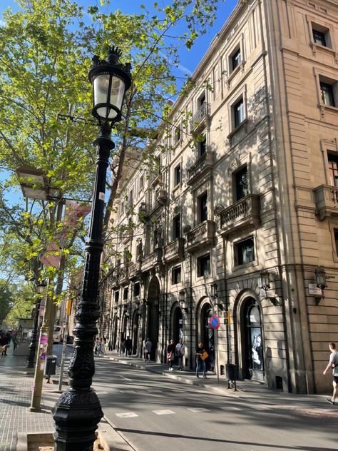 Instagram: bovdweidex📸 Spain Barcelona Aesthetic, Study Abroad Madrid, Barcelona Aesthetic, Moving To Barcelona, Barcelona Architecture, Spain Aesthetic, Barcelona City, Madrid Barcelona, City Landscape