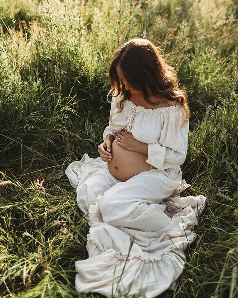 one from the archives that I’m still in love with ❤️ #kentmaternityphotographer #kentphotographer #maternityphotography #kentmums Coastal Cowgirl Maternity, Homestead Maternity Shoot, Christian Maternity Photoshoot, White Sheet Maternity Shoot, Cottagecore Pregnancy, Maternity Shoot Outside, Earthy Maternity Photos, Prego Photoshoot, Vintage Maternity Photos