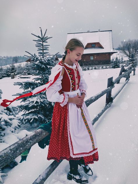 Slovak Culture, Vampire Ocs, Slovak Folklore, Balkan Culture, Cultural Appreciation, European Beauty, Polish Culture, Costumes Around The World, Slavic Culture