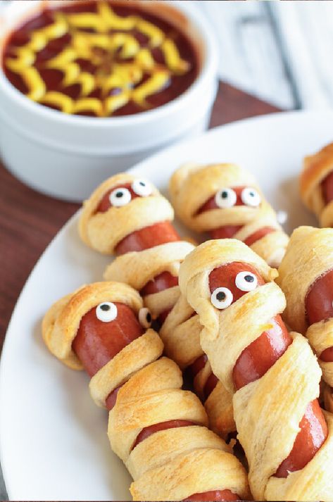 Mummify your hot dogs this Halloween with these easy and fun Puff Pastry Mummy Dogs! Mummy Hot Dogs Recipe, Halloween Mummy Dogs, Halloween Hotdogs, Mummy Hot Dogs, Mummy Dogs, Queso Manchego, Beef Hot Dogs, Cheesy Garlic Bread, Hot Dog Recipes