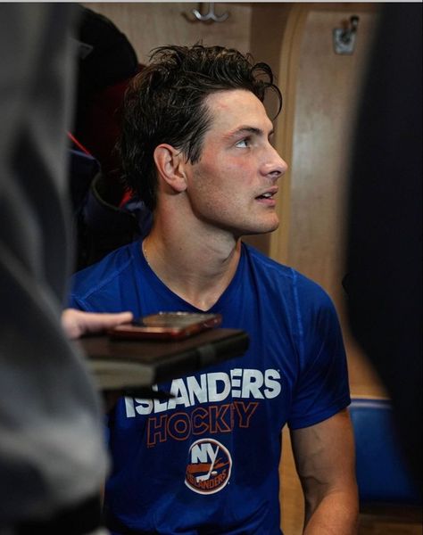 Mat Barzal, Hockey Girlfriend, Smart Casual Menswear, Hot Hockey Players, Hockey Baby, Playing For Keeps, Nhl Players, New York Islanders, Famous Men