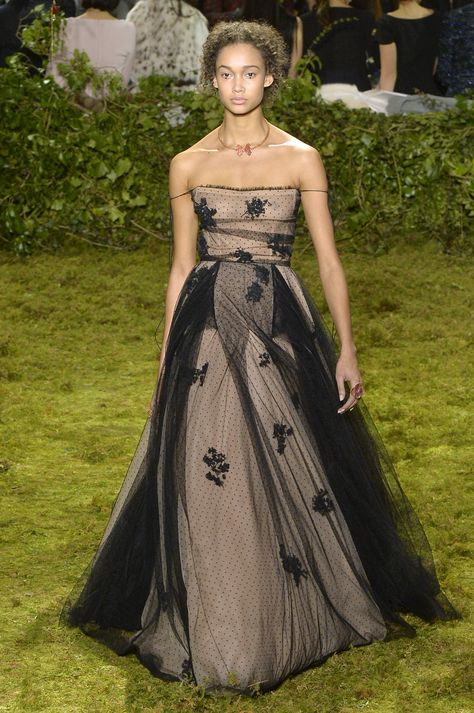 Christian Dior  - ELLE.com Dior Dress Elegant, Black Dress Runway, Dior Black Dress, Prettiest Dresses, Haute Couture Looks, Sparkling Wedding, Dream Prom Dress, Dreamy Gowns, Prom Inspiration