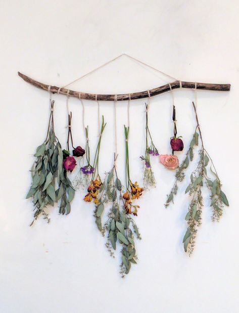 Make your own dried floral wall hanging using your leftover bouquets or seasonal flowers.Instead of a trendy wall tapestry, why not go floral? Diy Wand, Fleurs Diy, Creative Wall Decor, Hanging Flower Wall, Wall Hanging Diy, Hanging Flowers, Wall Backdrops, Creative Wall, Deco Floral