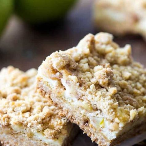 Apple Pie Sour Cream Crumb Bars | The Recipe Critic Recipes For Two People, Sour Cream Apple Pie, Yummy Bars, Apple Cheesecake Bars, Streusel Bars, Caramel Apple Cheesecake Bars, Walnut Crust, Fall Apple Recipes, Sweet Bars