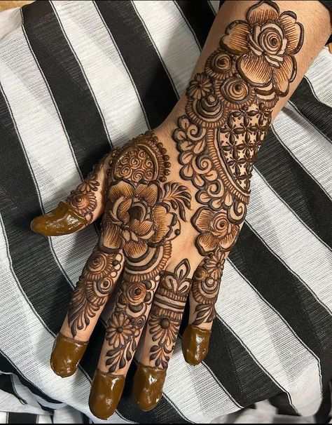 Mehndi Designs Sider, Khafif Mehndi Designs, Right Hand Mehndi Design, Khafif Mehndi, Kashee's Mehndi Designs, Front Mehndi Design, Khafif Mehndi Design, Legs Mehndi Design, Tattoo Henna