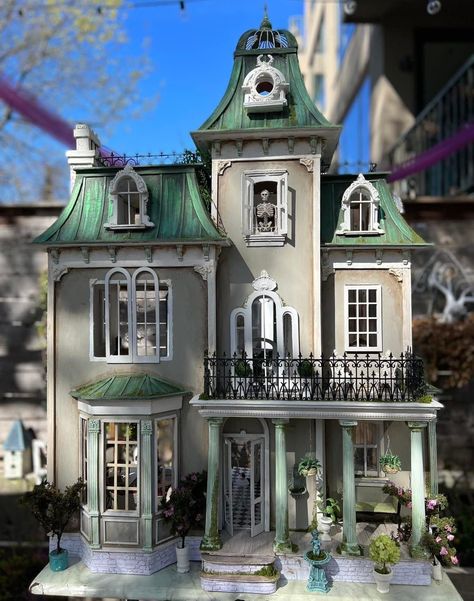 Victorian Dollhouse Interior Ideas, Victorian Dollhouse Exterior, Sims 4 Victorian House, Dollhouse Roof, Beacon Hill Dollhouse, Vampire House, Model Houses, Miniature Dollhouses, Fairytale House