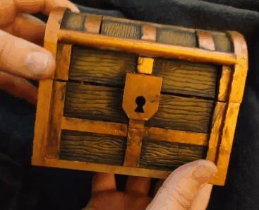 Morphing Mimic Chest Mimic Dice Chest, Diy Mimic Chest, Mimic Chest Art, Mimic Ideas, Mimic Monster, Mimic Chest, Chests Diy, Dnd Crafts, Tea Chest