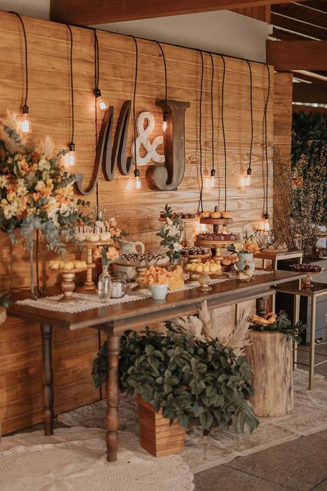 August Wedding Decor Ideas, Rustic Buffet Table, Bolo Boho, Wedding Dessert Table Decor, Home Decor Ideas Bedroom, Home Decor Apartment, Home Decor Wallpaper, Dessert Bar Wedding, Decor Ideas Bedroom