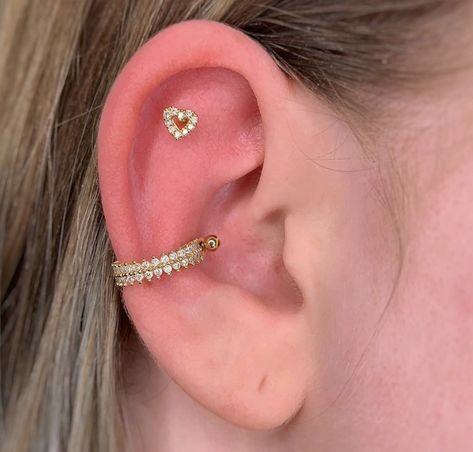 Heart Flat Piercing, Flat Ear Piercing Jewelry, Flat And Conch Piercings, Conch And Flat Piercing, Earring Setup, Flat Cartilage Piercing, Flat Piercing Ideas, Flat Ear Piercing, Scapha Piercing