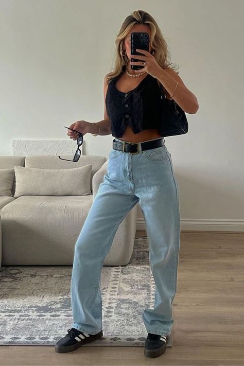 Look basiquinho com colete cropped Look Disney, Looks Adidas, Samba Adidas, Adidas Samba Outfit, Samba Outfit, Look Adidas, Blazer Outfits For Women, Inspo Looks, Looks Street Style