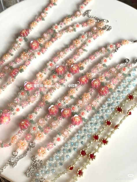 قلادات متدلية, Bead Making, Beading Jewelery, Bead Charms Diy, Beaded Necklace Diy, Diy Bracelet Designs, Diy Bracelets Patterns, Handmade Jewelry Tutorials, Beaded Crafts