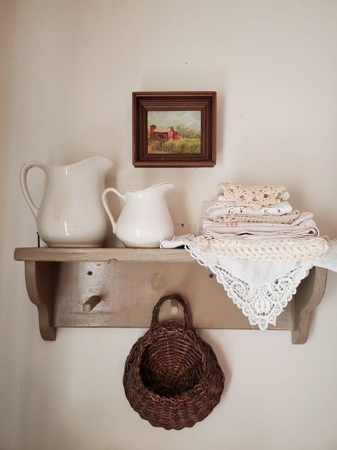 Small Hanging Shelf Decor, Wall Shelf In Kitchen, Floating Shelf Dishes, Small Vintage Shelf, Small Kitchen Shelf Styling, Cozy Cottage Wall Decor, Vintage Kitchen Shelf Decor, Mini Shelf Decor Ideas, Vintage Home Inspiration