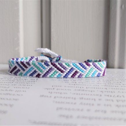 Dino Friendship Bracelet Pattern, Braid Bracelet Pattern, Bracelet Patterns String, Normal Pattern Bracelet, Rainbow Outline, Braid Weave, Braided Friendship Bracelets, Diy Bracelets With String, String Bracelet Patterns