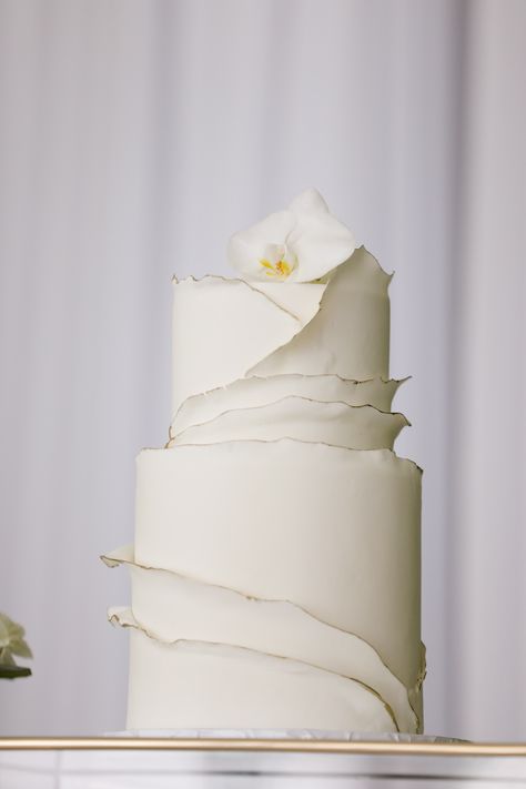 Classic and Elegant Two Tier Wedding Cake with Calla Lily on Top, Chic Wedding Cake, Minmal Wedding Cake, All White Wedding Cake, Sculptural Wedding Cake Japanese Wedding Cakes, Lily Wedding Cake, Calla Lily Wedding Cake, All White Wedding Cake, Two Tier Wedding Cake, Chic Wedding Cake, Tropical Wedding Inspiration, Calla Lily Wedding, Tropical Greenery