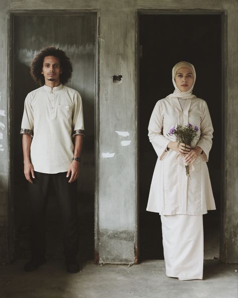 Malay Pre Wedding Photoshoot, Inspirasi Prewedding Hijab, Prewed Vintage Hijab, Prewedding Ideas Casual Hijab Studio, Prewedding Ideas Hijab, Tunang Photoshoot, Prewedding Ideas Casual Hijab, Prewed Hijab, Prewedding Hijab