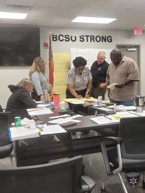 Bibb County Sheriff's Office leaders recently attended an International Association of Chiefs of Police (ICAP) training. Lt. Reginald Washington snapped these photos of the class that focused on effective leadership methods. #SwornToProtect #BCSOStrong Diy Fashion Photography, Deni Denials, Money Counter, City Life Photography, Shelves Design, Delivery Pictures, Hot Army Men, Business Pictures, Medical Photos