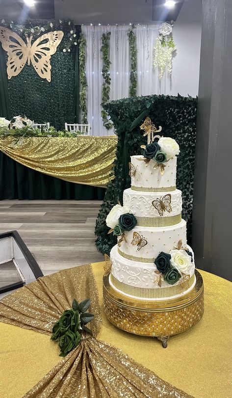 Cake For Quinceanera Green, Quince Cakes Emerald Green And Gold, Sweet 16 Cakes Emerald Green, Emerald Green Quinceanera Main Table, Green Quince Cake Ideas, Quince Cake Emerald Green, Emerald Green Quince Dessert Table, Forest Quince Theme, Forest Green Quince