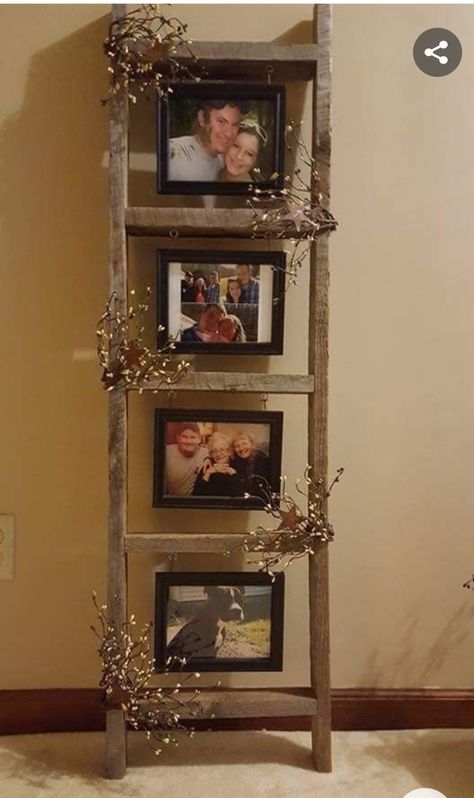 Wooden Ladder Picture Display, Western Ladder Decor, Wood Ladder Decor Ideas, Decorative Ladders Ideas, Diy Primitive Decor Living Room, Decorated Ladders Ideas, Picture Ladder Photo Displays, Old Ladders Ideas Decor, Farmhouse Picture Wall Ideas