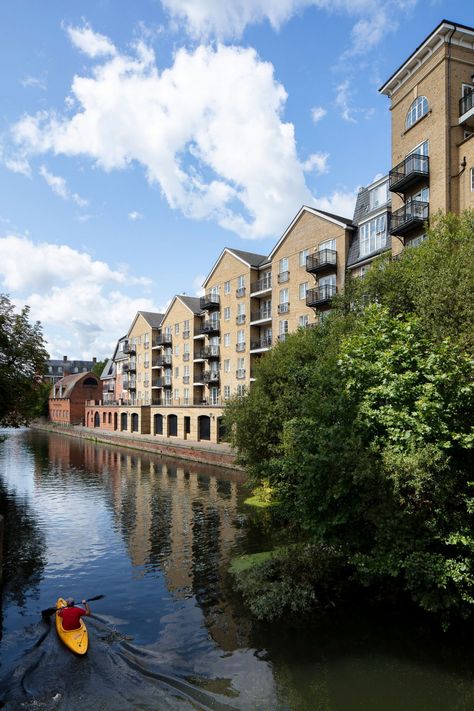 Occupying a regenerated brownfield site alongside the River Kennet, Bear Wharf acts as a local landmark, providing visual variety and a broad mixture of high quality flats, as well as a restaurant and exhibition facilities. Masterplanning by ADAM Architecture. #paintedhouses #riverside #home #urbanplanning #apartment #cityliving #adamarchitecture Adam Architecture, Riverside Apartment, Reading Berkshire, Apartment Architecture, River Park, London Apartment, City Living, Urban Planning, Apartment Building