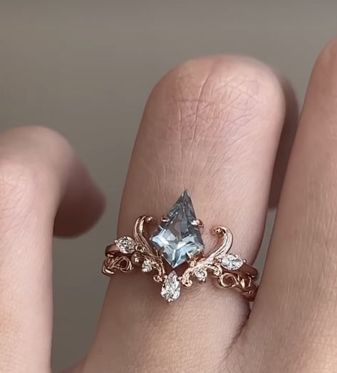 Promise Rings Unique Vintage, Wedding Rings Fairycore, Atypical Wedding Ring, Engagement Ring Crystal Stones, Fantasy Inspired Rings, Dainty Fairy Engagement Ring, Feyre And Rhysand Wedding Ring, Cottage Core Wedding Rings, Fairy Tale Rings