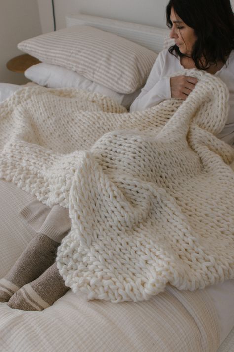 How to make the most insanely beautiful chunky knit blanket in the history of ever Chunky Knit Wool Blanket, Knitting Pattern Throw Blanket, Fast Knit Blanket, Knitting Inspiration Blanket, Crochet Thick Blanket, Crochet Chunky Blanket Patterns, Chunky Knit Blanket Pattern Free, Bobble Stitch Blanket, Thick Knitted Blanket