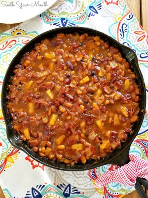 Pineapple and Bacon Baked Beans Recipe | Hurst Beans Baked Beans With Pineapple, Pineapple Baked, Bacon Baked Beans, Easy Baked Spaghetti Recipe, Dutch Oven Soup, Bake Beans, Ham Pineapple, Side Dishes For Ham, Best Baked Beans