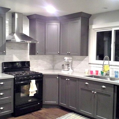 Grey cabinets - black appliances - silver hardware - full tile backsplash. Really good example Black Appliances Kitchen, Painted Kitchen Cabinets Colors, Black Appliances, Gray Cabinets, New Kitchen Cabinets, Kitchen Cabinets Makeover, Grey Kitchen Cabinets, Grey Cabinets, Kitchen Redo